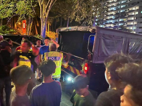 盈富优配 马来西亚三名男孩海滩玩水遇大浪，两人获救一人溺亡